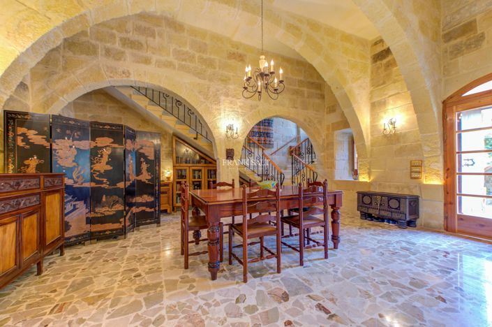 Image No.10-5 Bed Property for sale