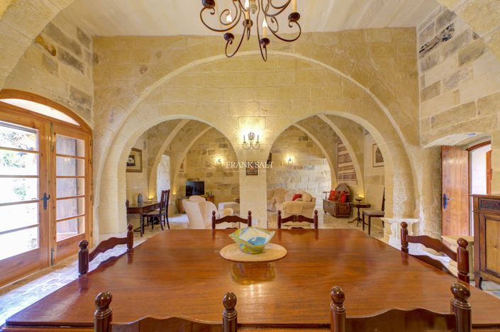 Image No.12-5 Bed Property for sale
