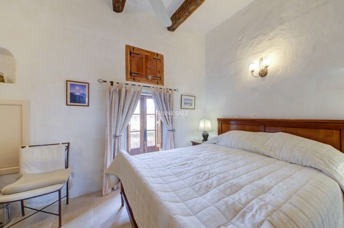 Image No.15-5 Bed Property for sale