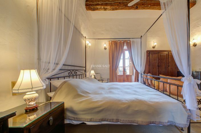 Image No.16-5 Bed Property for sale
