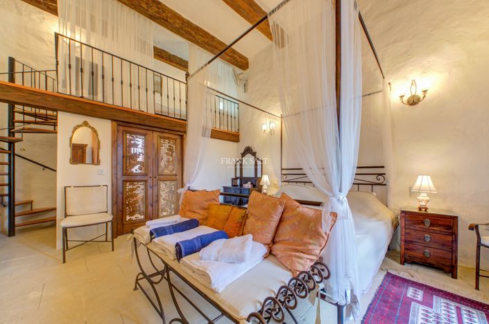 Image No.17-5 Bed Property for sale