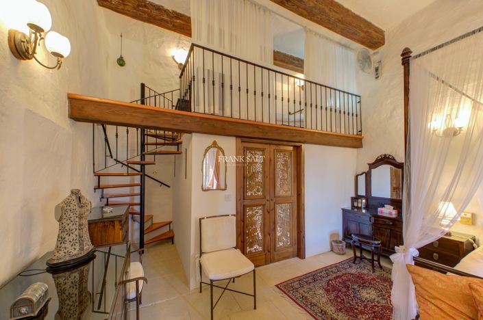 Image No.18-5 Bed Property for sale