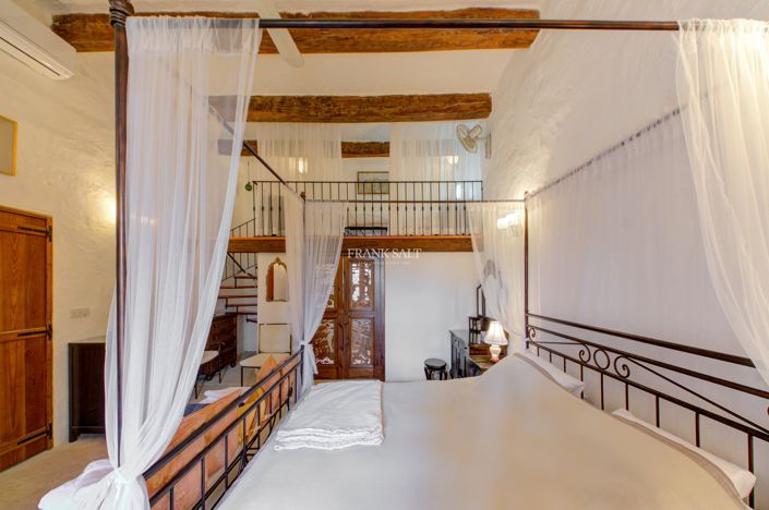 Image No.19-5 Bed Property for sale