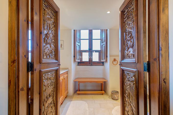 Image No.20-5 Bed Property for sale