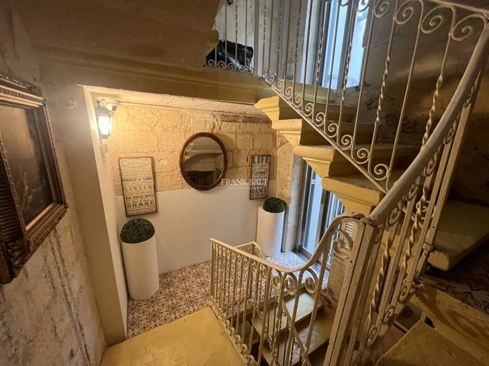 Image No.10-2 Bed Property for sale