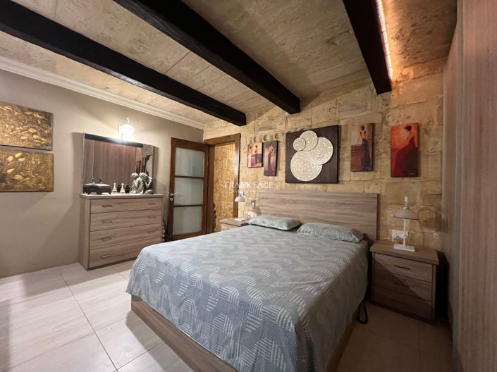 Image No.12-2 Bed Property for sale