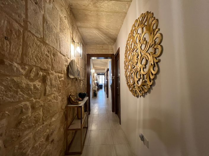 Image No.9-2 Bed Property for sale