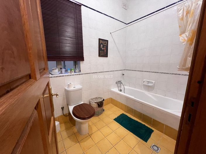 Image No.5-3 Bed Property for sale