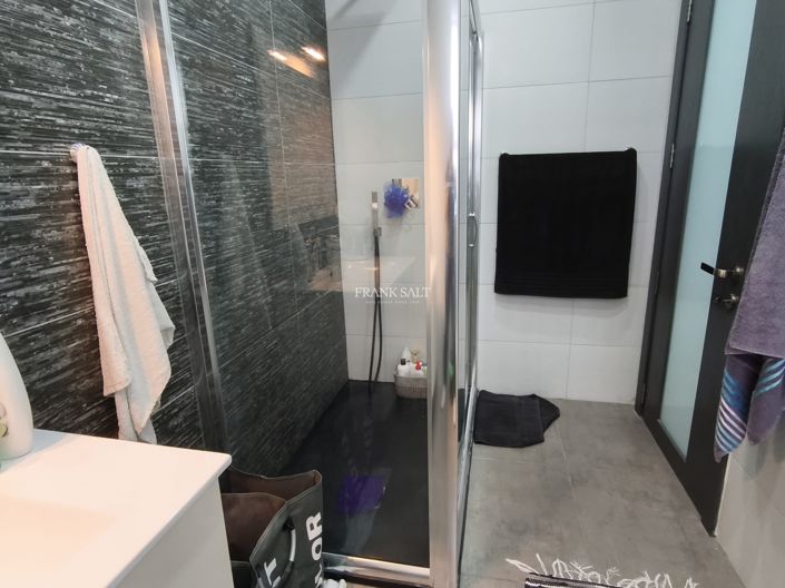 Image No.10-2 Bed Property for sale