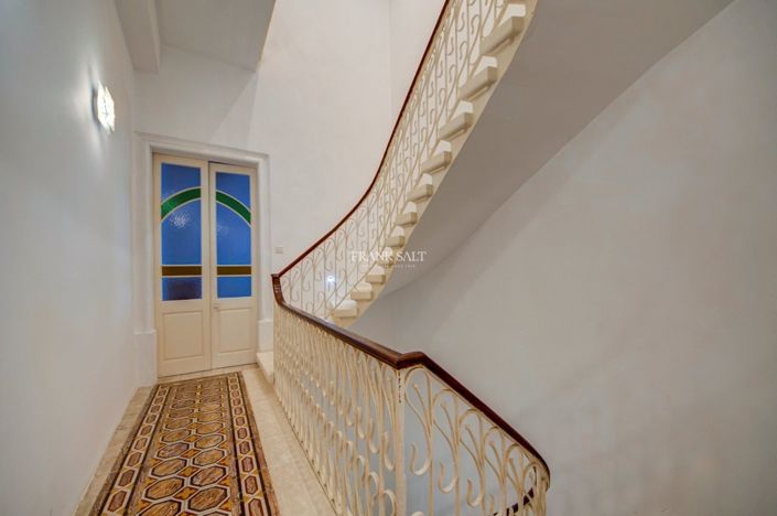 Image No.12-4 Bed Property for sale