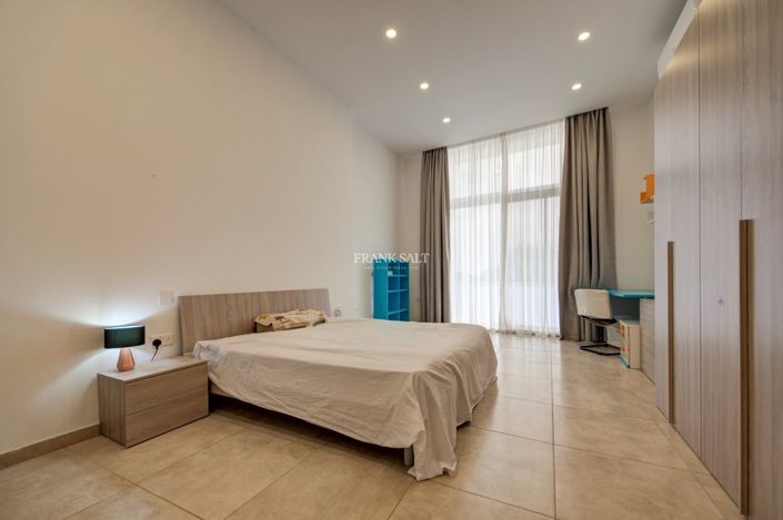 Image No.17-4 Bed Property for sale