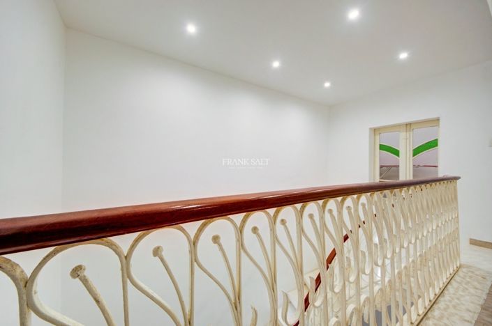 Image No.10-4 Bed Property for sale