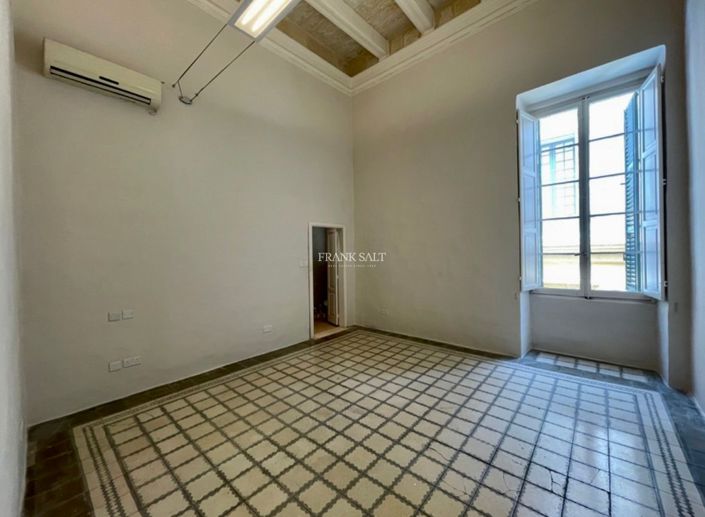 Image No.10-4 Bed Property for sale