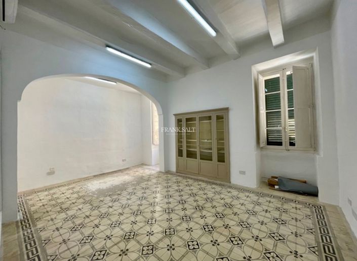 Image No.12-4 Bed Property for sale