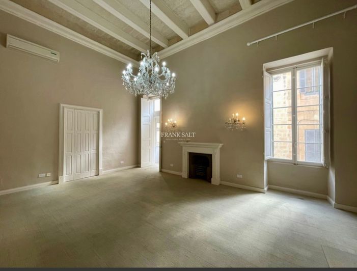 Image No.2-4 Bed Property for sale