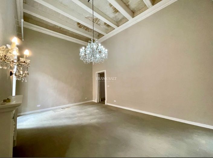 Image No.4-4 Bed Property for sale