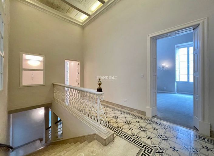 Image No.6-4 Bed Property for sale