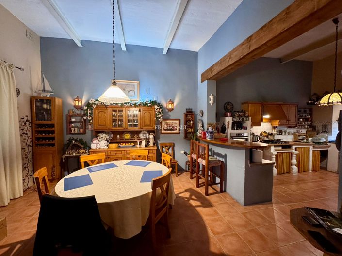 Image No.5-4 Bed Property for sale