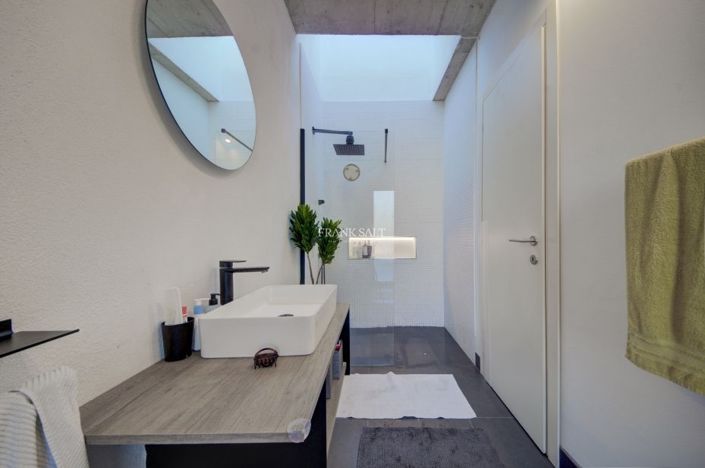 Image No.12-5 Bed Property for sale