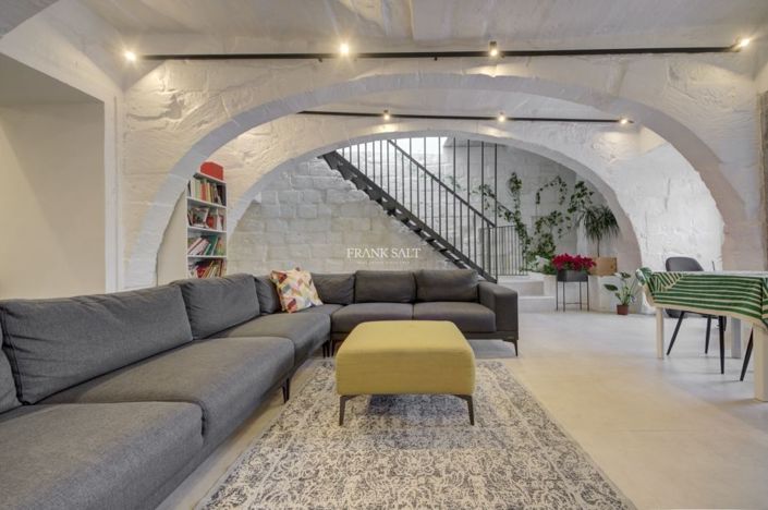 Image No.3-5 Bed Property for sale