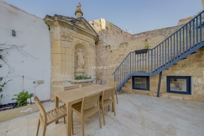 Image No.6-5 Bed Property for sale