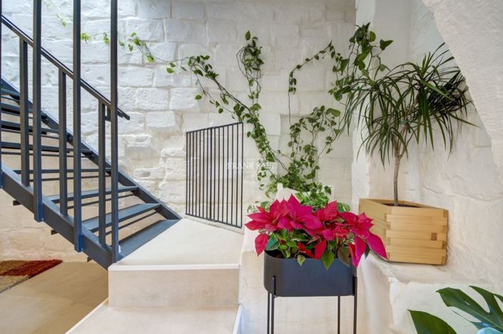 Image No.7-5 Bed Property for sale