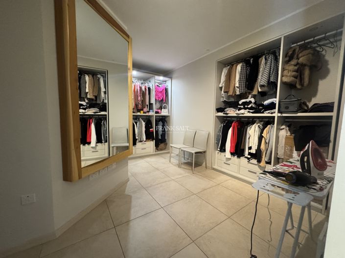 Image No.12-3 Bed Property for sale