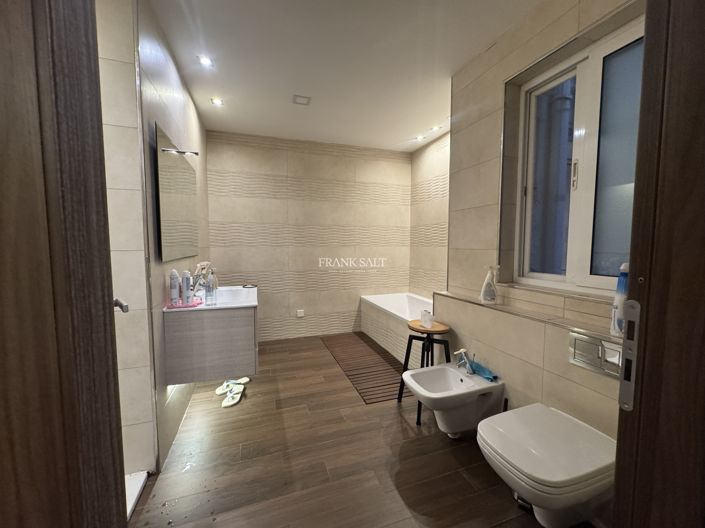 Image No.14-3 Bed Property for sale