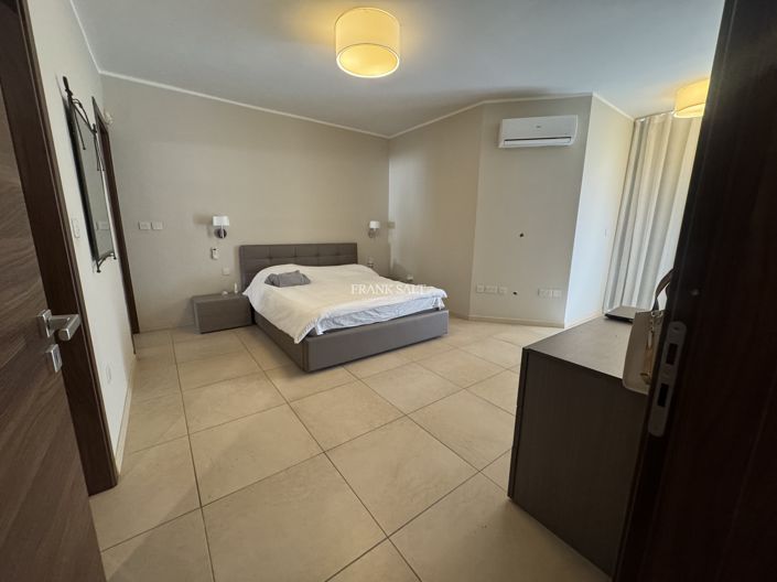 Image No.5-3 Bed Property for sale