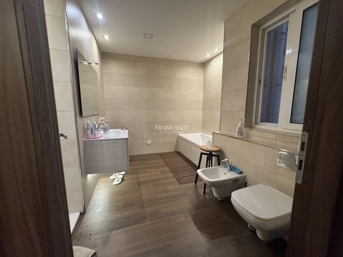 Image No.9-3 Bed Property for sale