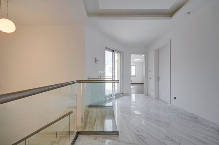 Image No.11-3 Bed Property for sale