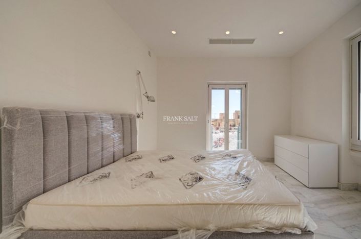 Image No.12-3 Bed Property for sale