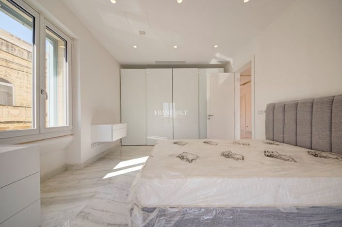 Image No.14-3 Bed Property for sale