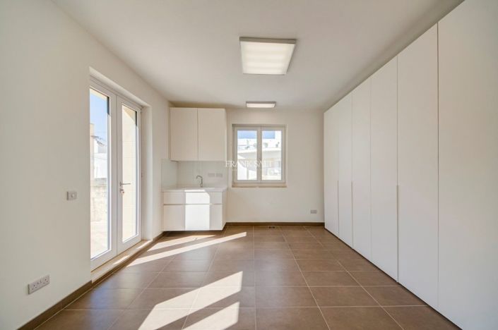 Image No.5-3 Bed Property for sale