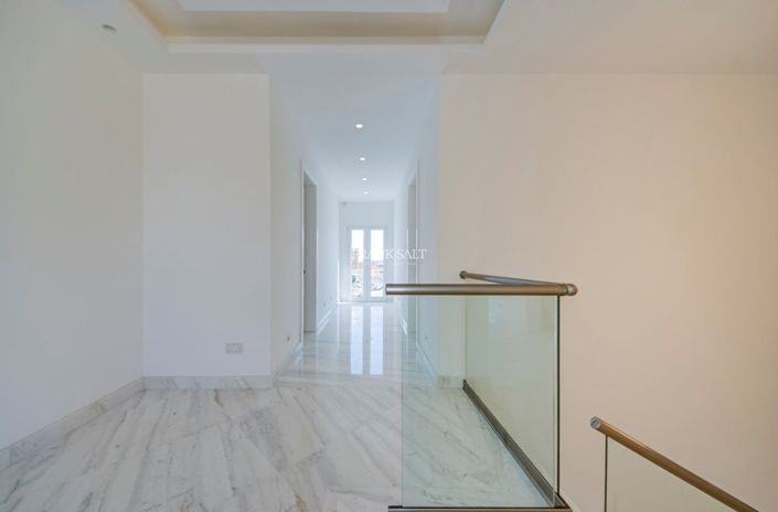 Image No.10-3 Bed Property for sale