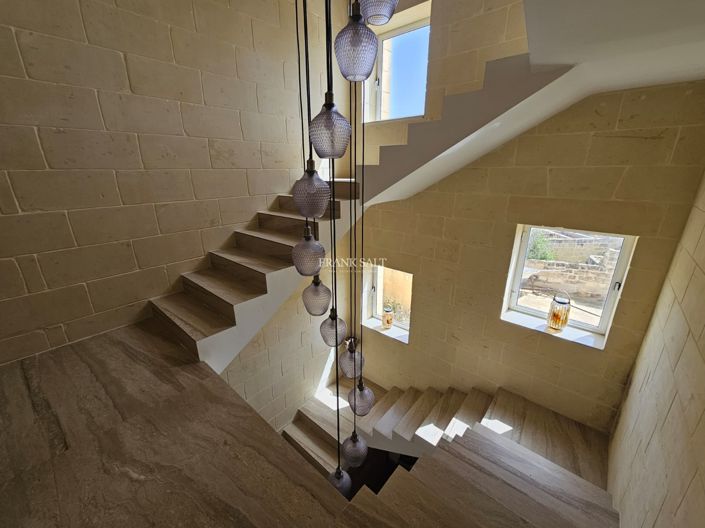 Image No.13-5 Bed Property for sale