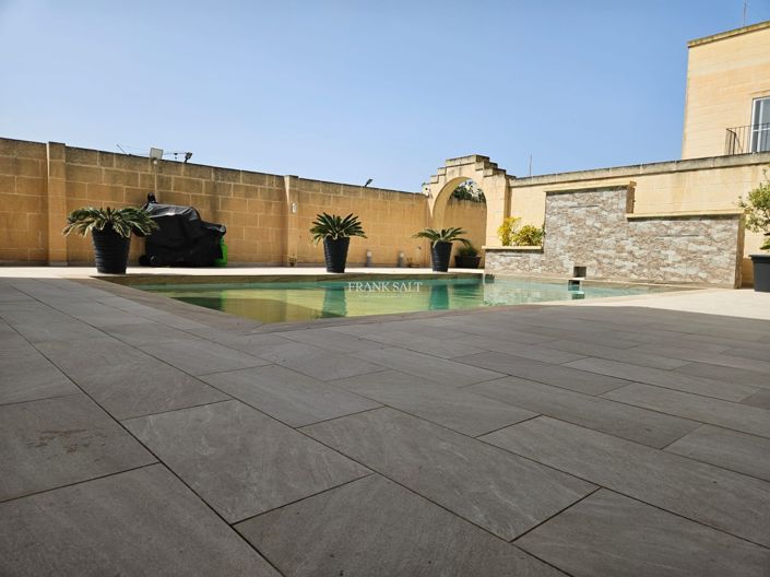 Image No.2-5 Bed Property for sale