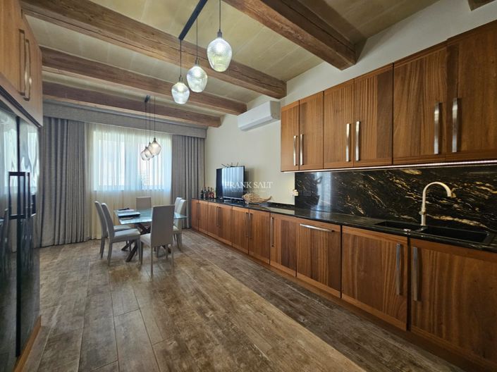 Image No.5-5 Bed Property for sale