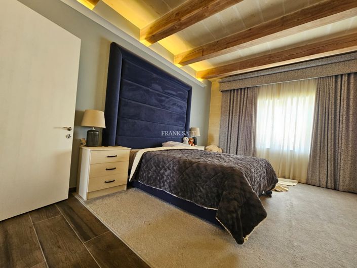 Image No.9-5 Bed Property for sale