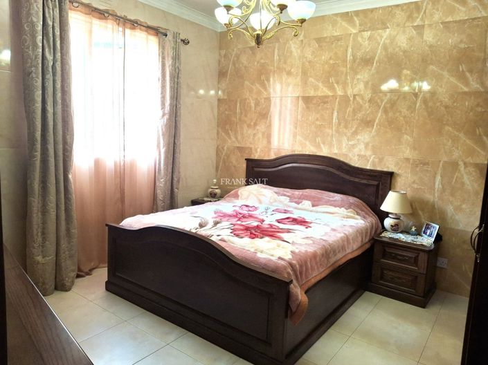 Image No.6-4 Bed Property for sale