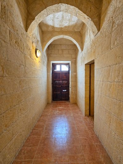 Image No.2-6 Bed Property for sale
