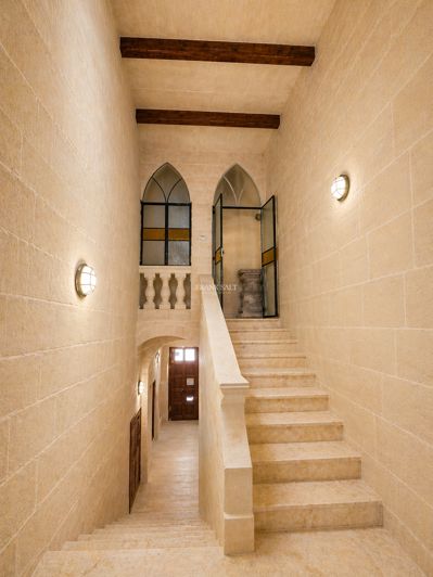 Image No.5-6 Bed Property for sale