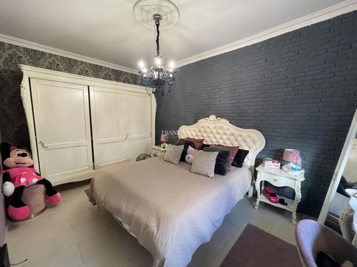 Image No.8-3 Bed Property for sale