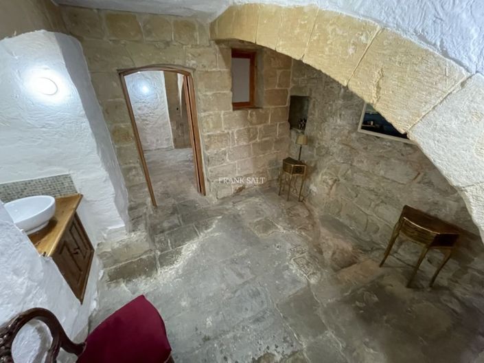 Image No.10-3 Bed Property for sale