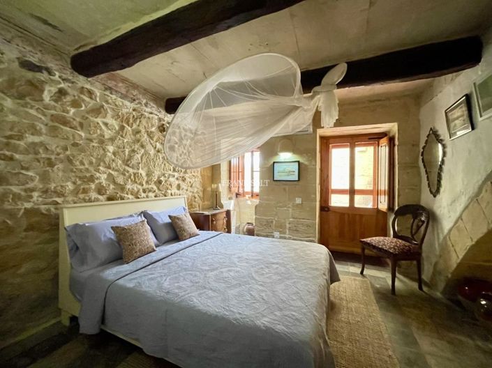Image No.20-3 Bed Property for sale