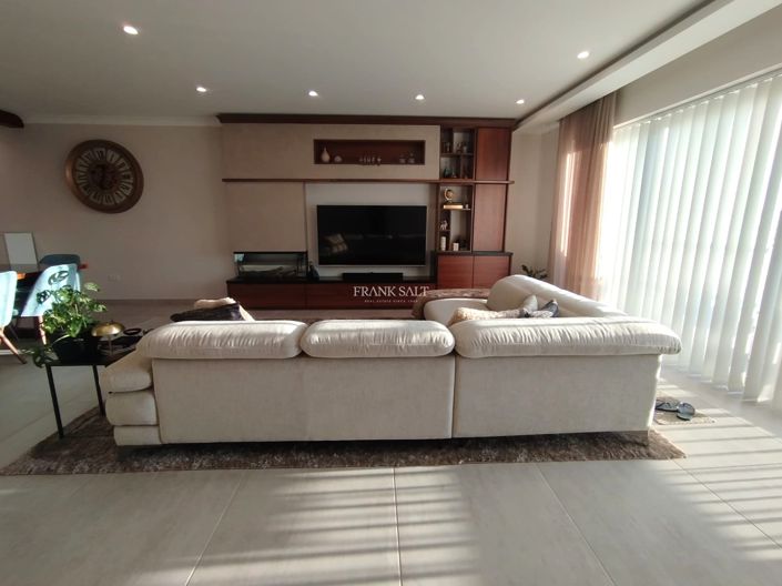 Image No.2-4 Bed Property for sale