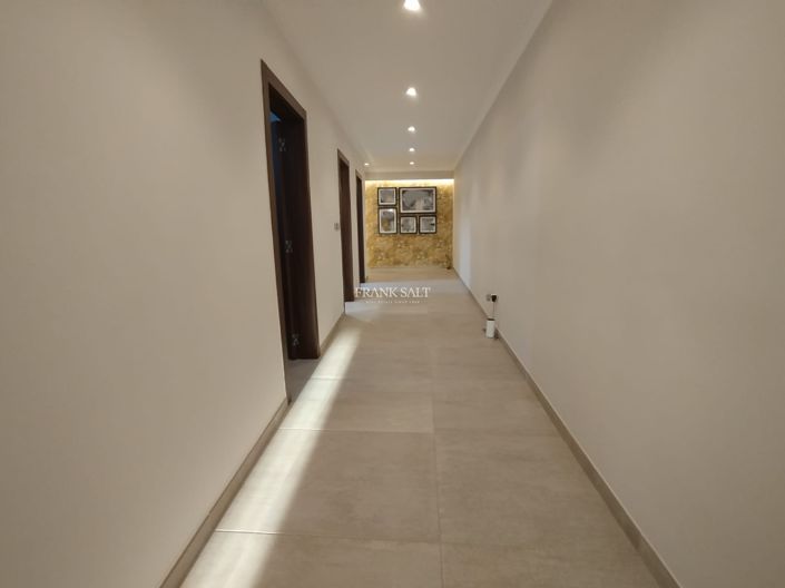 Image No.7-4 Bed Property for sale