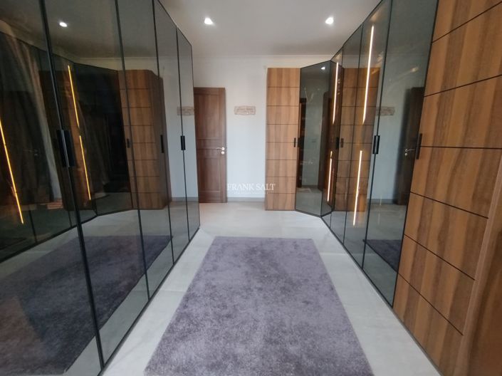 Image No.9-4 Bed Property for sale