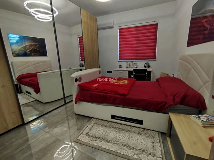 Image No.11-3 Bed Property for sale