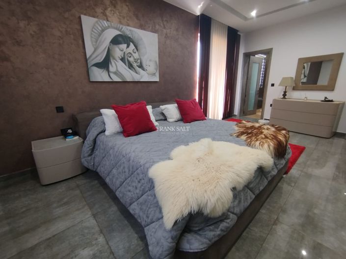 Image No.12-3 Bed Property for sale